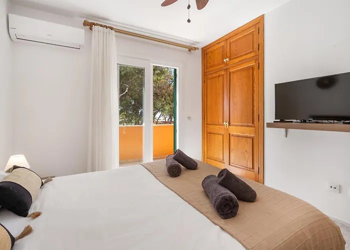 Cristina By Escape * קאלה בלנקה